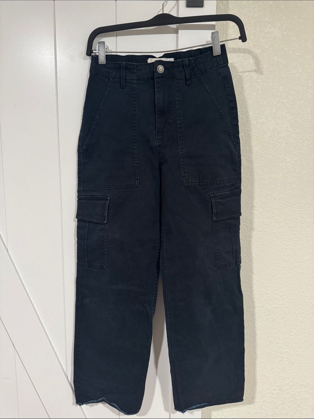Hollister Ultra High-Rise black cargo pants in Women’s Small